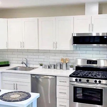 Downtown-Nomads-King Bed-Free Parking Apartment